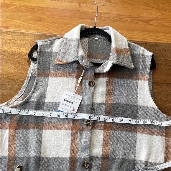 NWT Plaid Sleeveless Button-Up Vest - Picture 7 of 8